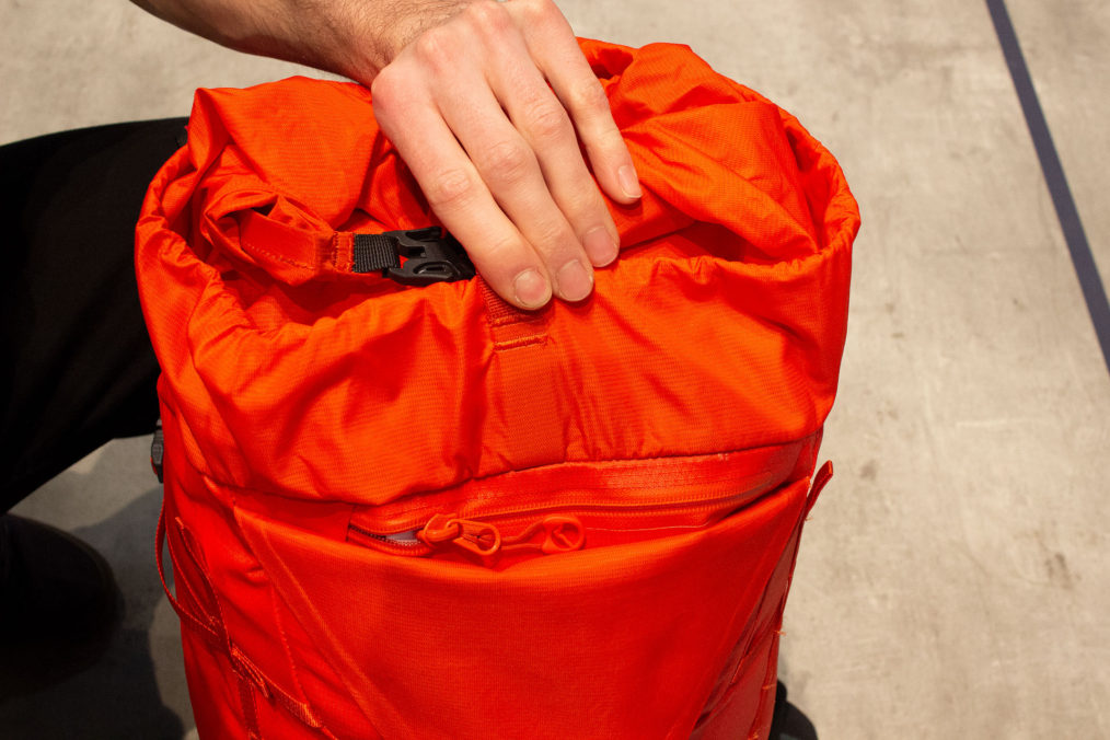 Uprise-30-roll-top-closure