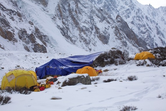 the complete basecamp. Yellow tents from sx: simone, matteo, denis.